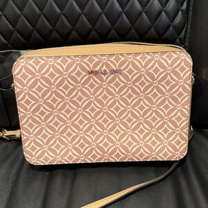 Michael Kors Jet set LG Crossbody in camel color NWT